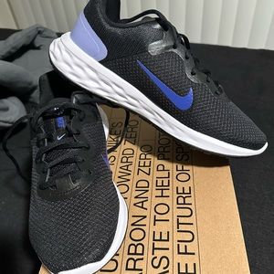 Women Nike Revolution